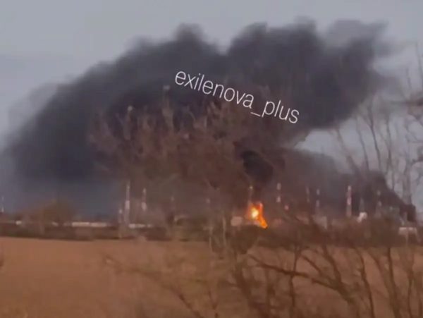 UAV Ukraine tấn công Nga, trạm bơm dầu bốc cháy trong đêm