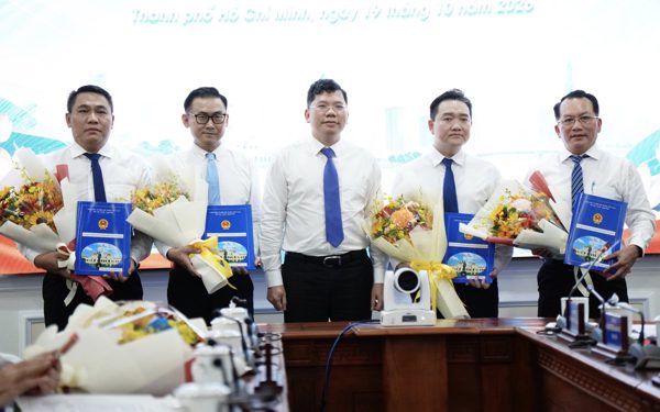 UBND TP.HCM trao quyết định điều động, bổ nhiệm nhiều cán bộ