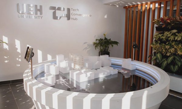 UEH ra mắt trung tâm công nghệ hội tụ, thí điểm xe buýt linh hoạt