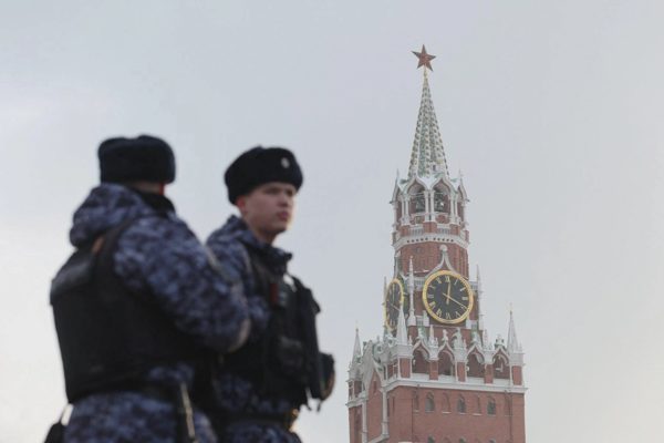Ukraine cảnh báo "đóng" không phận Nga, Moscow siết an ninh hàng không