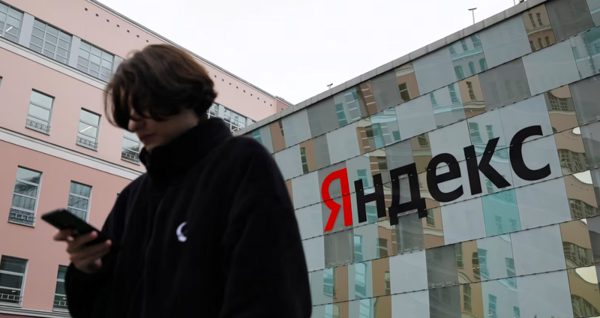 Ukraine đánh vào ‘Google của Nga’, internet trở thành mặt trận mới