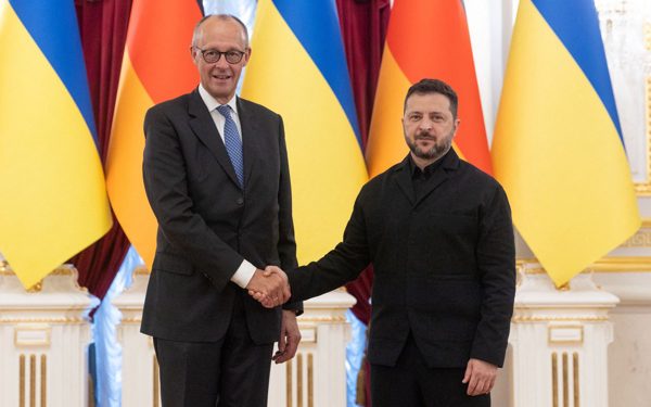 Ukraine nhận cam kết viện trợ tỉ đô từ Đức, bị Nga dọa đánh rát hơn