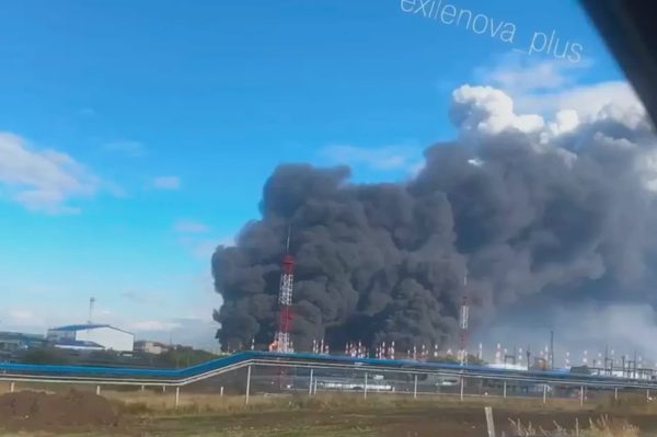 Ukraine tập kích loạt mục tiêu trong lãnh thổ Nga, cơ sở dầu khí cháy lớn