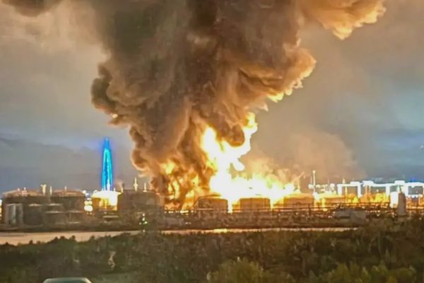 Ukraine tập kích St. Petersburg, cơ sở dầu, trung tâm dữ liệu Nga cháy lớn