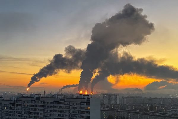Ukraine tiến hành cuộc tập kích máy bay không người lái lớn nhất vào Nga
