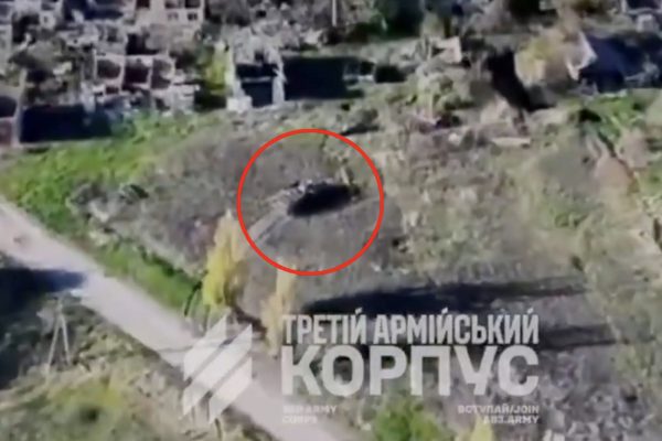 Ukraine tung 'xe zombie' cải tạo từ xe bọc thép cũ, lao vào tuyến phòng thủ Nga
