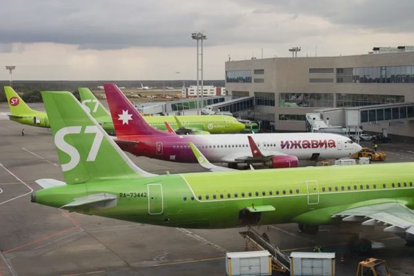 Ukraine yêu cầu cấm bay toàn cầu qua không phận Nga, Moscow đáp trả mạnh