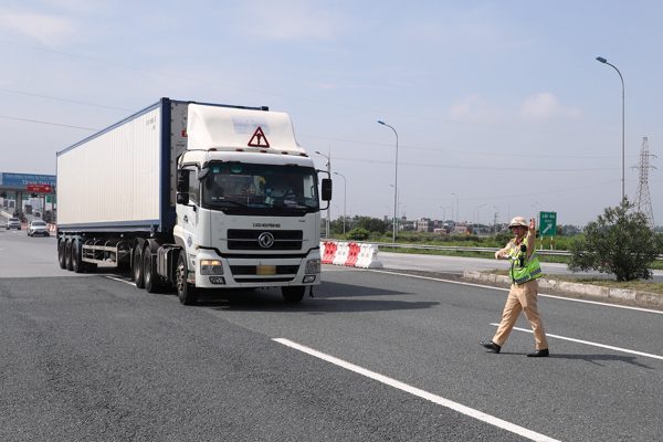 Ùn tắc, CSGT có thể cho ô tô đi ngược chiều cao tốc Pháp Vân - Cao Bồ