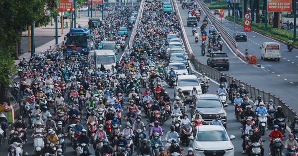 Ùn tắc trước cổng trường ở TP.HCM: Giao lộ gần trường cũng 'ngộp thở'