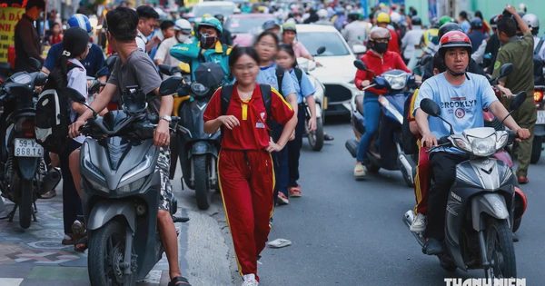 Ùn tắc trước cổng trường ở TP.HCM: Vỉa hè bị chiếm, học sinh đi bộ dưới lòng đường