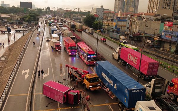 Ùn ứ 4km do xe tải lật chắn ngang cầu vượt Sóng Thần: Đã giải tỏa xong
