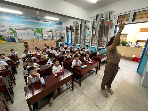 Ưng dụng chuyển đổi số để quản lý "siêu trường học” ở Nha Trang