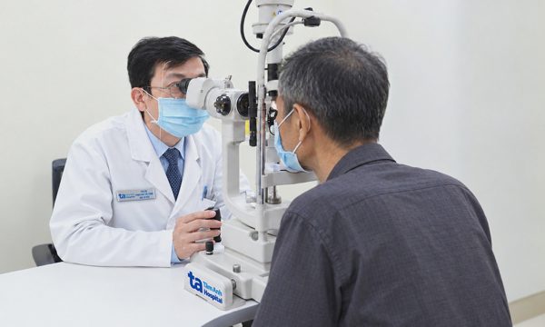 Ung thư phổi di căn não gây mờ mắt