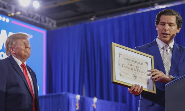 Ứng viên Cộng hòa trao danh hiệu 'Nhân vật của thế kỷ' cho ông Trump
