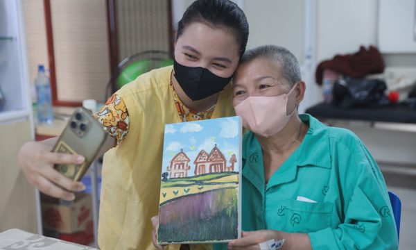 Ước mong bình dị gửi vào tranh của những người mẹ ung thư