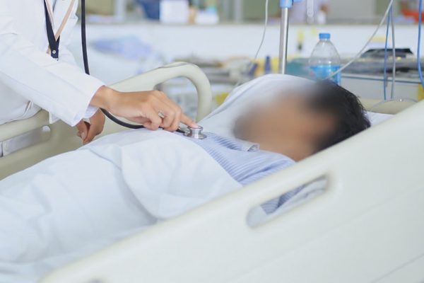 Uống dung dịch sát trùng để ở tủ lạnh, người đàn ông bị ăn mòn thực quản