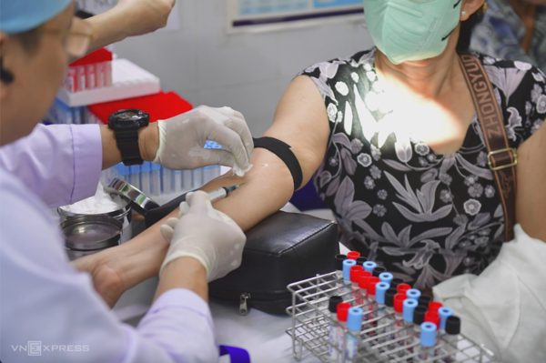 Uống nhiều nước, mờ mắt thoáng qua - coi chừng tiểu đường type 2