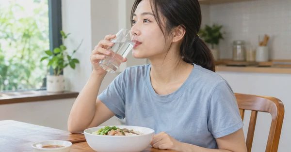 Uống nước sau ăn có làm loãng axit dạ dày?