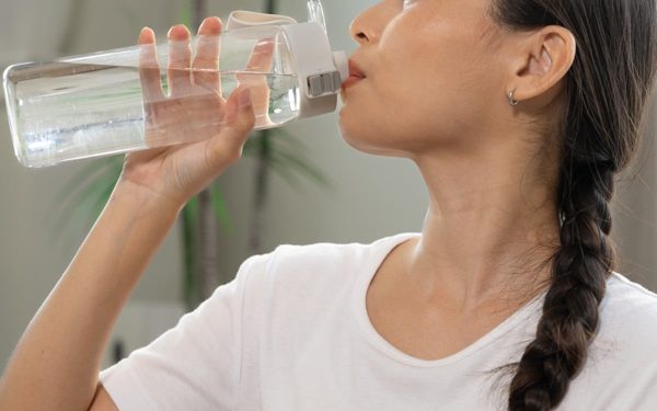 Uống quá nhiều nước: Điều gì xảy ra với thận và cơ thể?