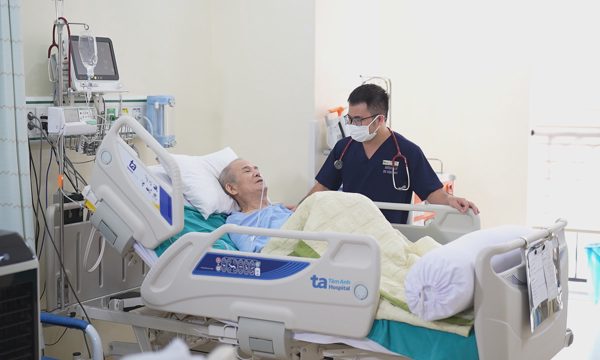 Uống thuốc giảm đau thời gian dài, cụ ông loét dạ dày