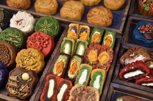 Uống trà không 'đốt cháy' lượng đường trong bánh Trung thu