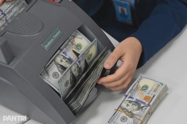 USD tự do giảm mạnh bất chấp tỷ giá trung tâm liên tục tăng