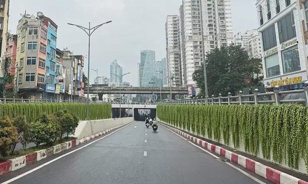 Ưu - nhược điểm khi khoác 'áo xanh' cho trụ cầu ở Hà Nội