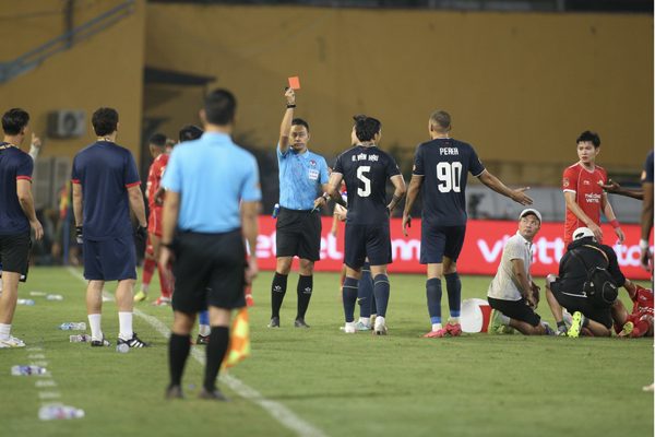 V.League: Từ chiếc thẻ đỏ của Đoàn Văn Hậu...