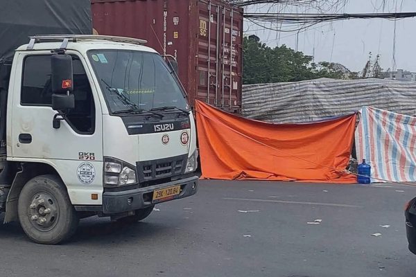 Va chạm với ô tô container, người phụ nữ đi xe đạp tử vong