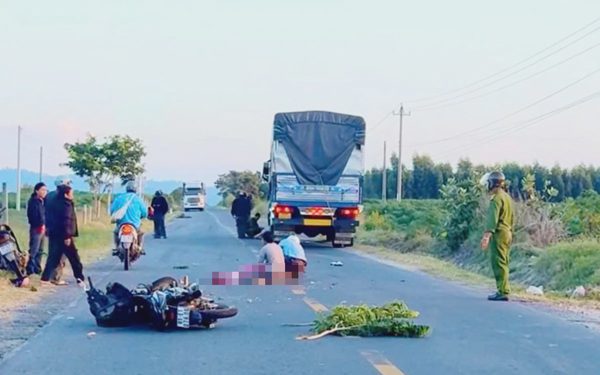 Va chạm với xe máy cùng chiều, 2 thanh thiếu niên ngã xuống đường bị xe tải cán tử vong