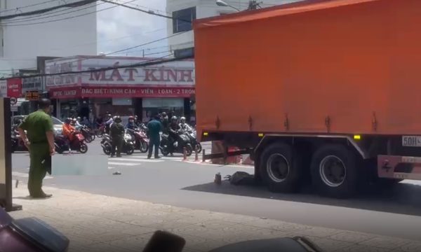 Va chạm với xe tải, hai người tử vong tại chỗ