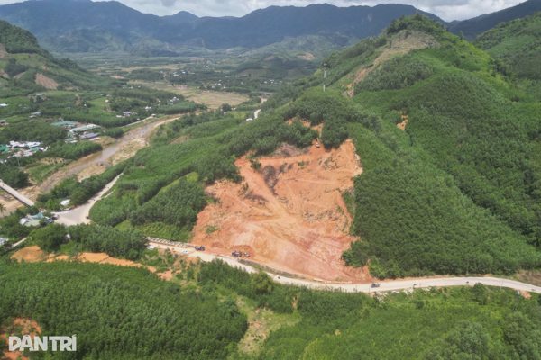 "Vá" quả núi bị nứt toác để cứu tuyến đường huyết mạch
