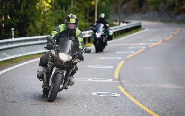 Vạch kẻ đường lạ khiến xe máy hết vào cua ẩu