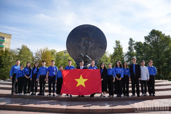 Vai trò của du học sinh trong bảo vệ nền tảng tư tưởng của Đảng, đấu tranh chống “diễn biến hòa bình”