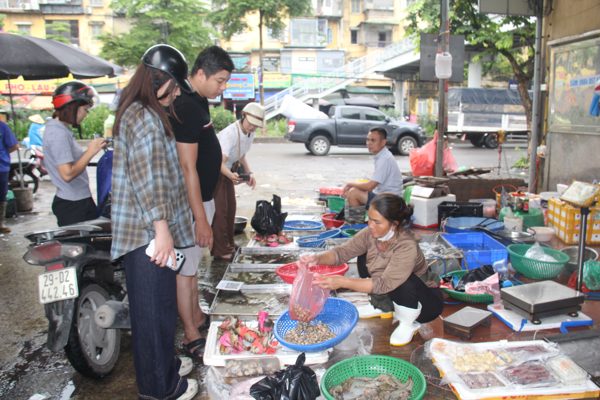 Vẫn còn những khu chợ giá rẻ bất ngờ giữa bão giá ở Hà Nội, TP.HCM