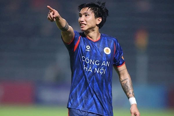 Văn Hậu đối diện án phạt bổ sung sau pha đạp bóng nguy hiểm với Ngọc Tân