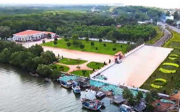 Văn nghệ sĩ TP.HCM về bến Lộc An, tìm cảm hứng sáng tác từ lịch sử