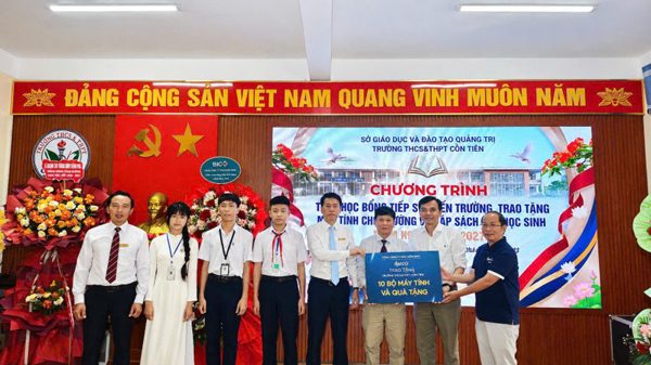 Văn phòng đại diện Báo Nhân Dân tại Quảng Trị phối hợp trao tặng 35 máy tính cho học sinh