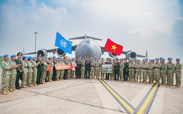 Vận tải quân sự C-17 chở quân nhân Bệnh viện dã chiến cấp 2 số 8 lên đường làm nhiệm vụ