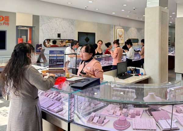 Vàng bạc Đá quý Phú Nhuận đóng loạt cửa hàng