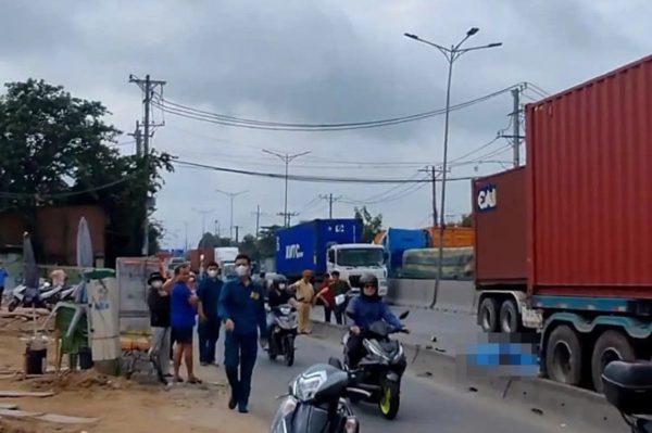 Văng qua làn ô tô, nam thanh niên bị xe container cán tử vong