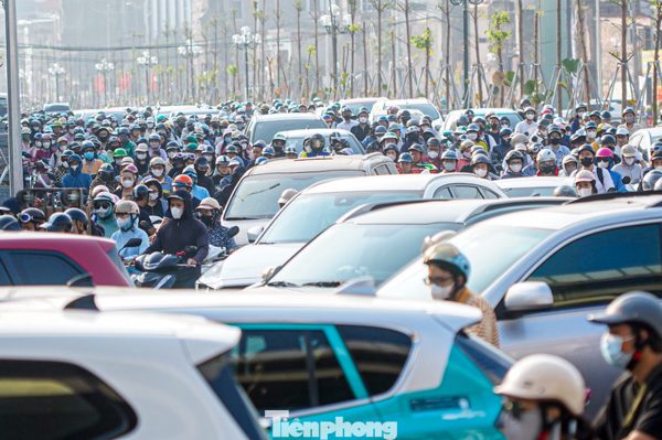 Vành đai 2,5 thông xe kỹ thuật, xe máy tràn lên vỉa hè, ô tô nối hàng dài