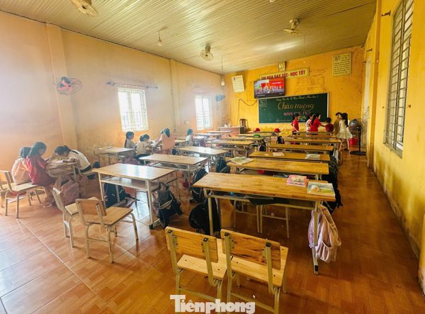 Vào năm học mới, phòng học chờ sửa, trường lấy phòng ăn làm lớp