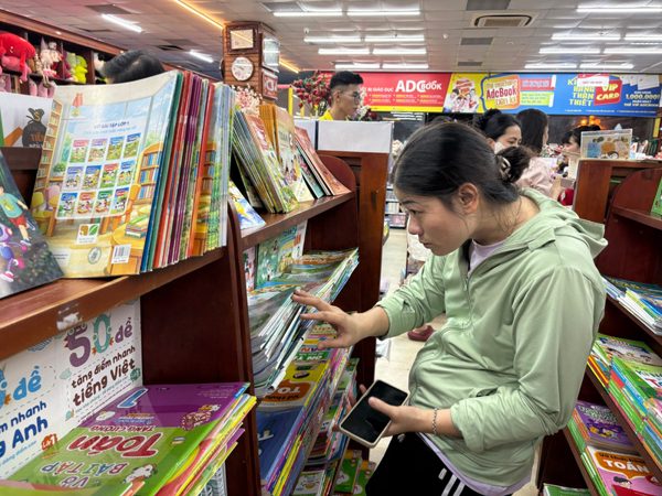 Vào năm học mới, phụ huynh vẫn chật vật tìm mua sách cho con