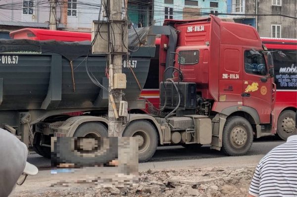 Vấp phải 'ổ gà' rồi ngã ra đường, người đi xe máy bị xe ben cán tử vong ở Hà Nội
