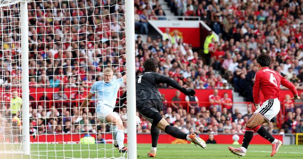 VAR công nhận bàn thắng gây tranh cãi dữ dội của Man City, ban trọng tài phải xin lỗi M.U