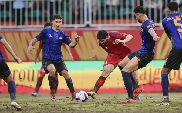 VAR và mặt sân Pleiku lầy lội khiến CLB Hoàng Anh Gia Lai thảm bại