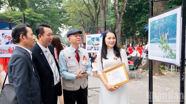 Vẻ đẹp Hà Nội và những nẻo đường đất nước qua ảnh báo chí