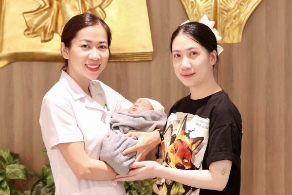 Về từ Hàn Quốc giữ con, mẹ vỡ òa đón bé 1,2kg từ ca tam thai nguy kịch