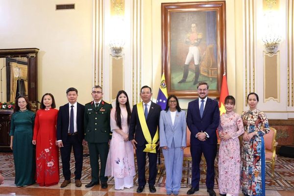 Venezuela trao Huân chương cao quý tặng Đại sứ Việt Nam